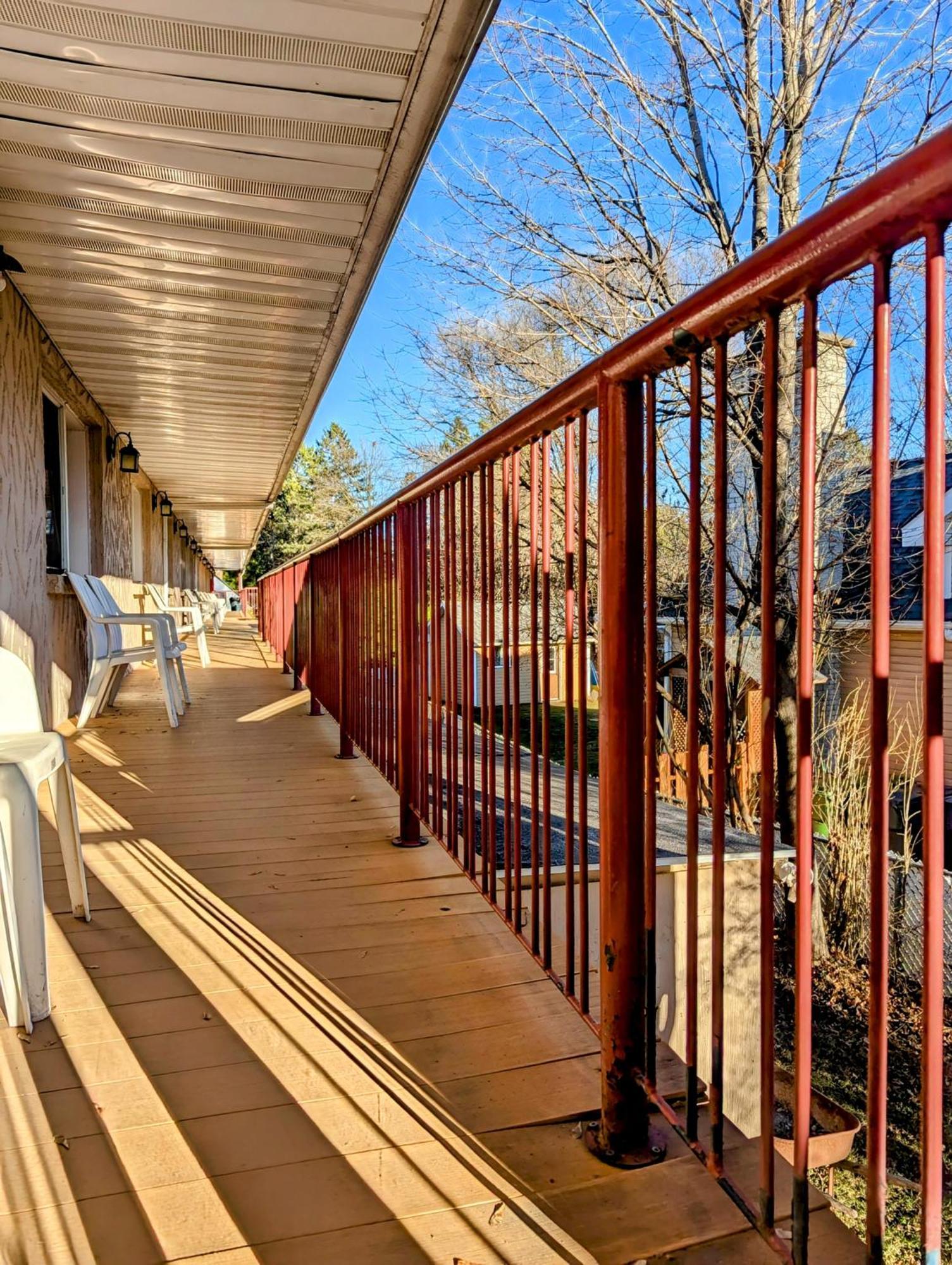 Motel Des Pentes Et Suites Saint-Sauveur-des-Monts Εξωτερικό φωτογραφία