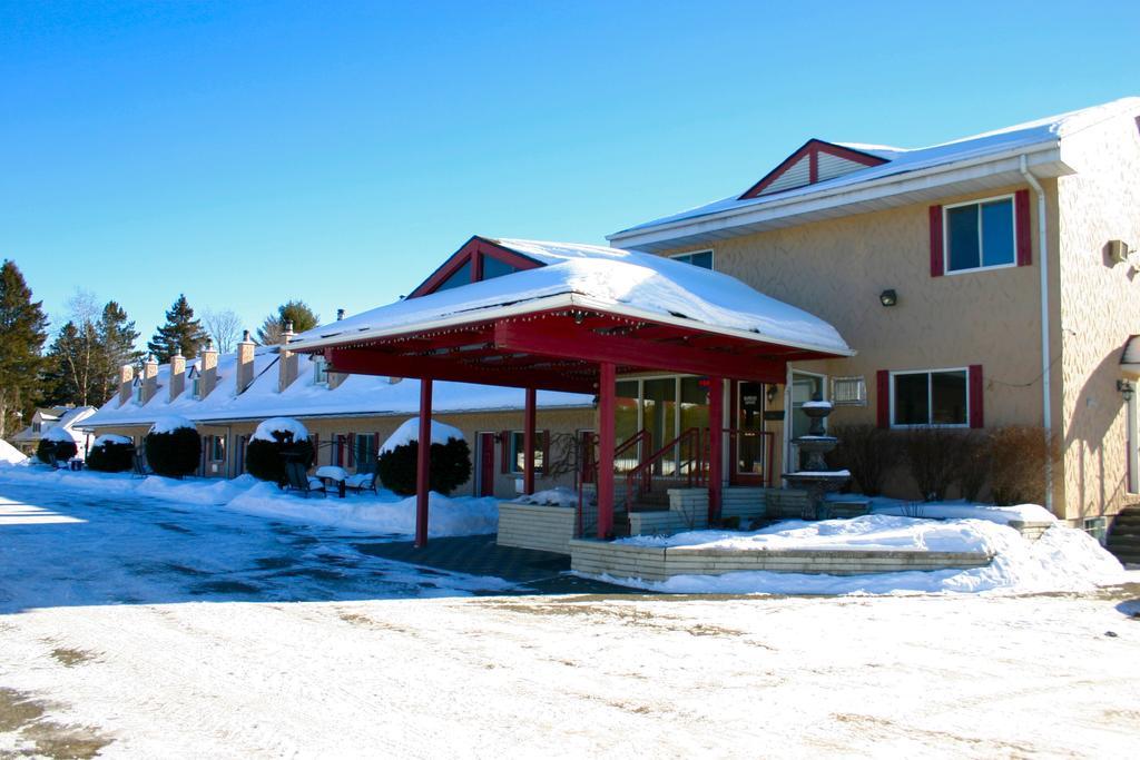 Motel Des Pentes Et Suites Saint-Sauveur-des-Monts Δωμάτιο φωτογραφία