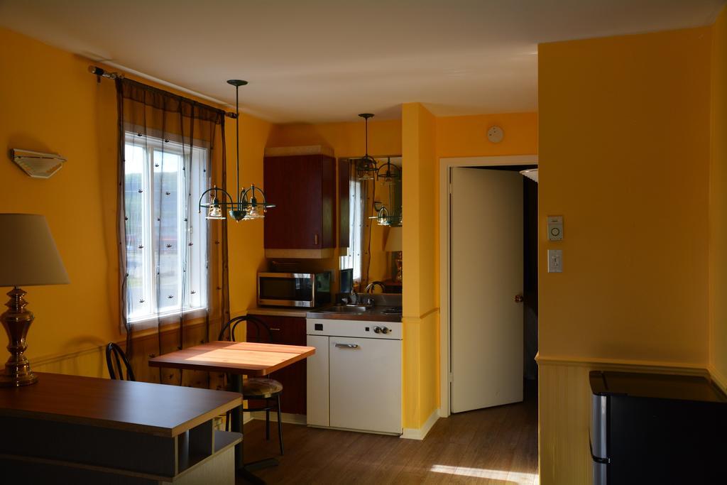 Motel Des Pentes Et Suites Saint-Sauveur-des-Monts Εξωτερικό φωτογραφία